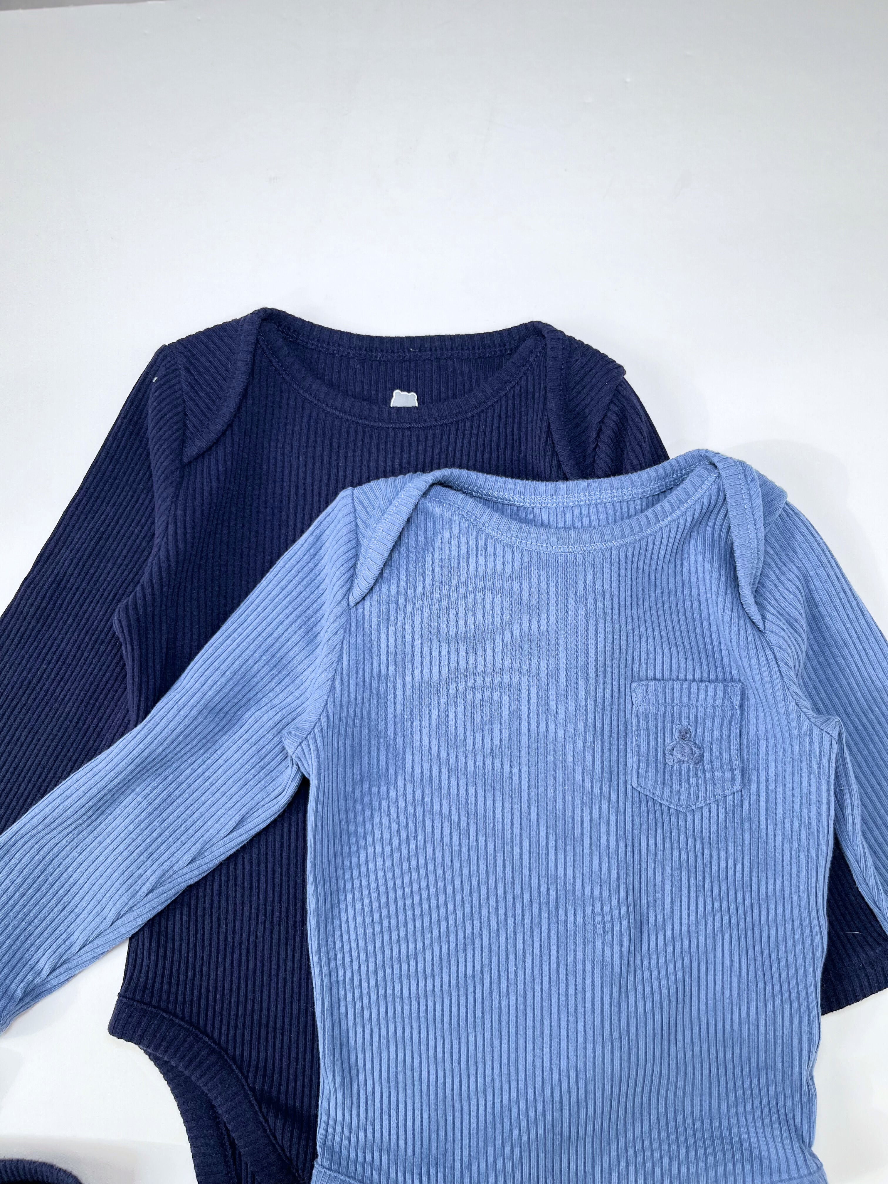 GAP – Onesies & Pants Set (4-Piece, Size 6–12 months)